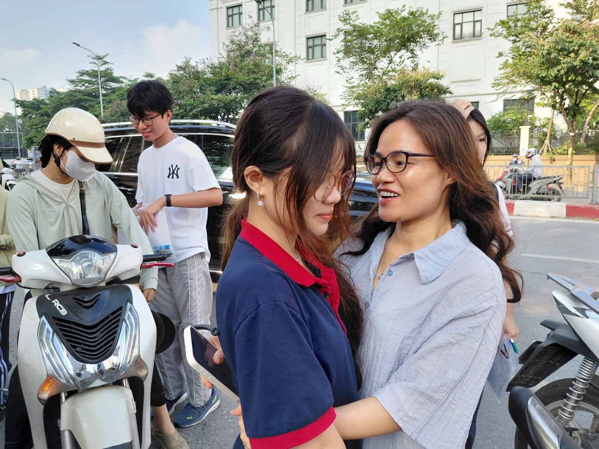Con thi vào lớp 10 chuyên, phụ huynh bật khóc chia sẻ về hành trình con đã đi qua
