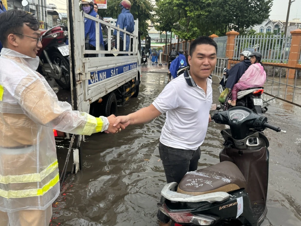 csgt tp.hcm dung xe dac chung giup nguoi di duong vuot diem ngap hinh anh 3