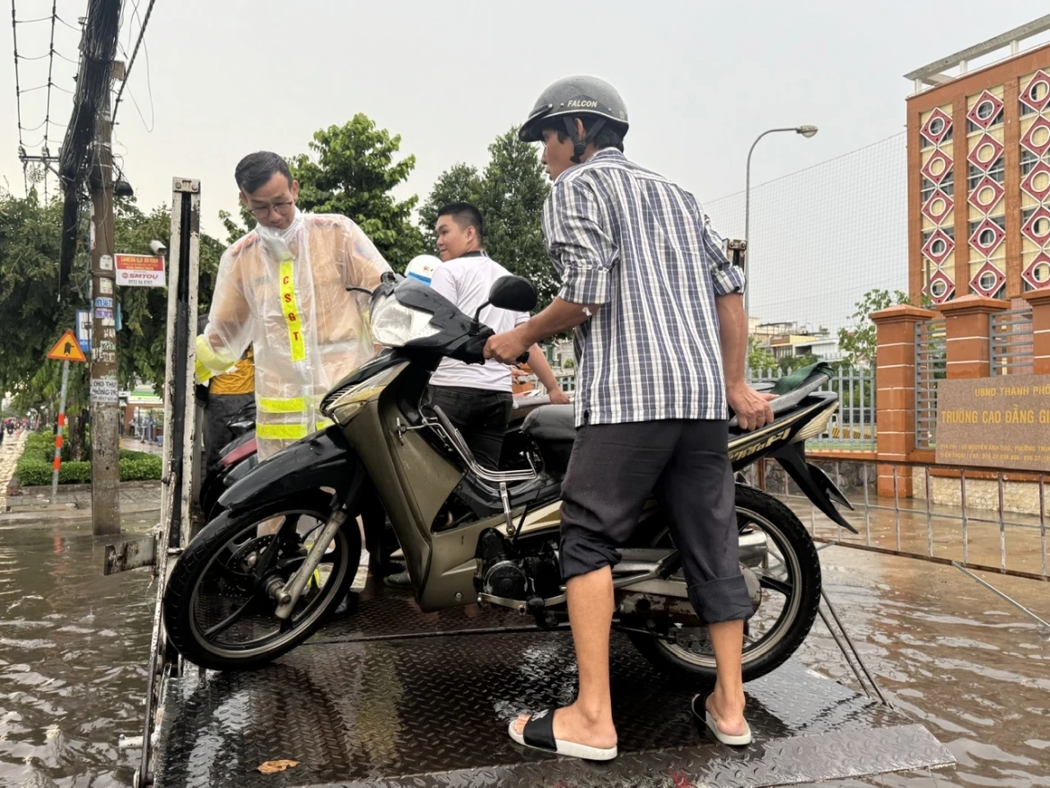 csgt tp.hcm dung xe dac chung giup nguoi di duong vuot diem ngap hinh anh 2