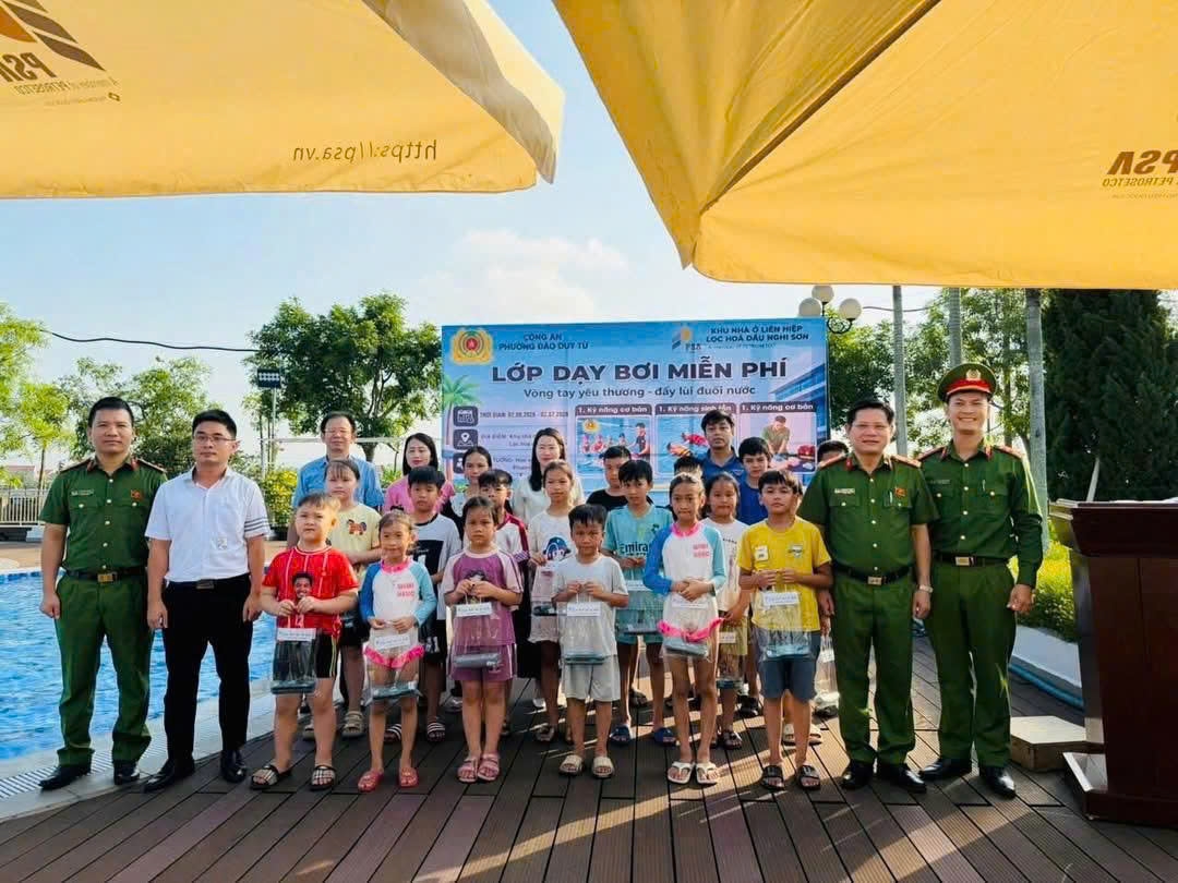 lop hoc boi mien phi - san choi he y nghia cho tre em vung bien hinh anh 1
