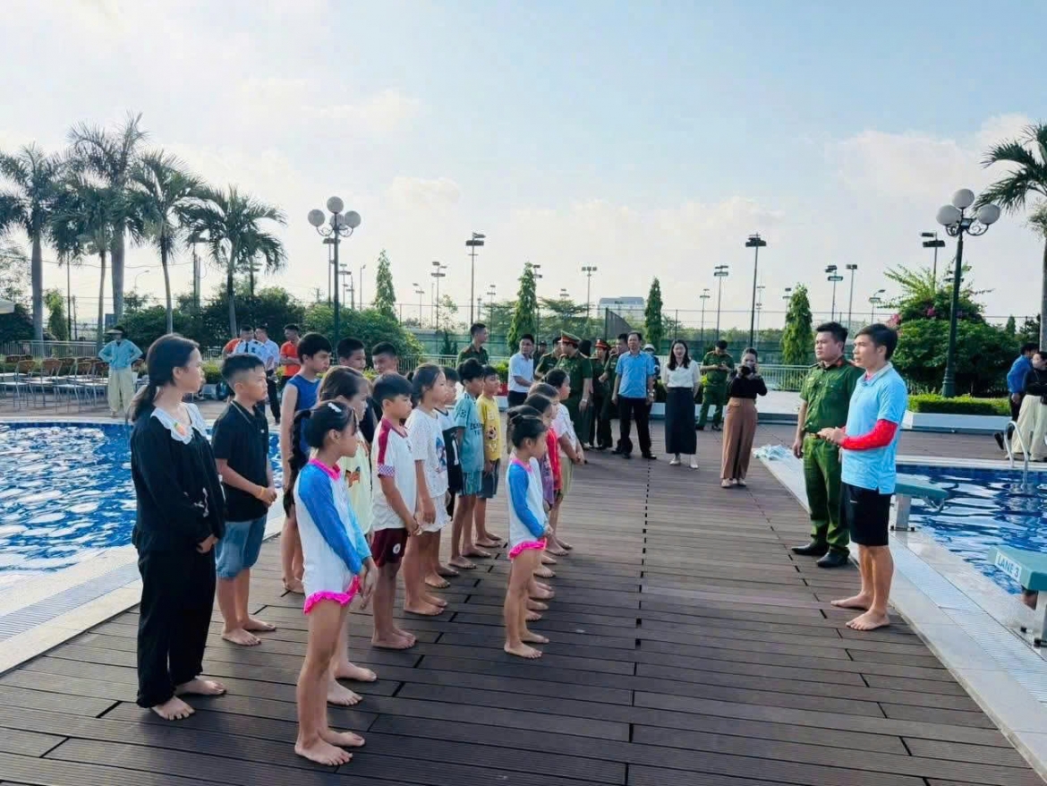lop hoc boi mien phi - san choi he y nghia cho tre em vung bien hinh anh 2