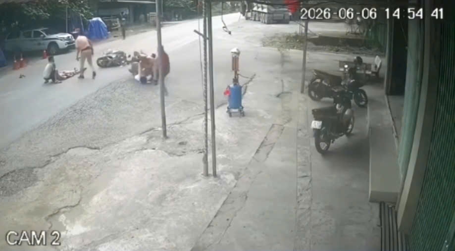 hai doi tuong di xe may tong vao canh sat giao thong dang lam nhiem vu hinh anh 1