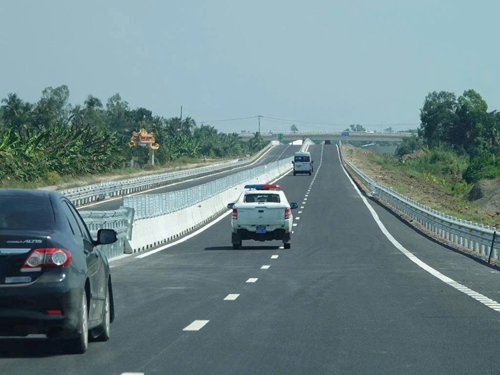 chay dung lan tren cao toc, mo duong cho an toan va hieu qua luu thong hinh anh 1