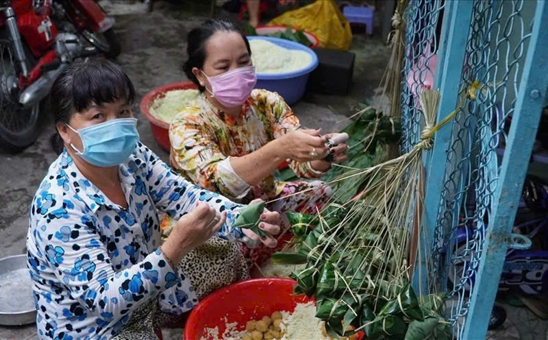 tet Doan ngo - ghe tham xom banh u hon nua the ky giua sai gon hinh anh 3