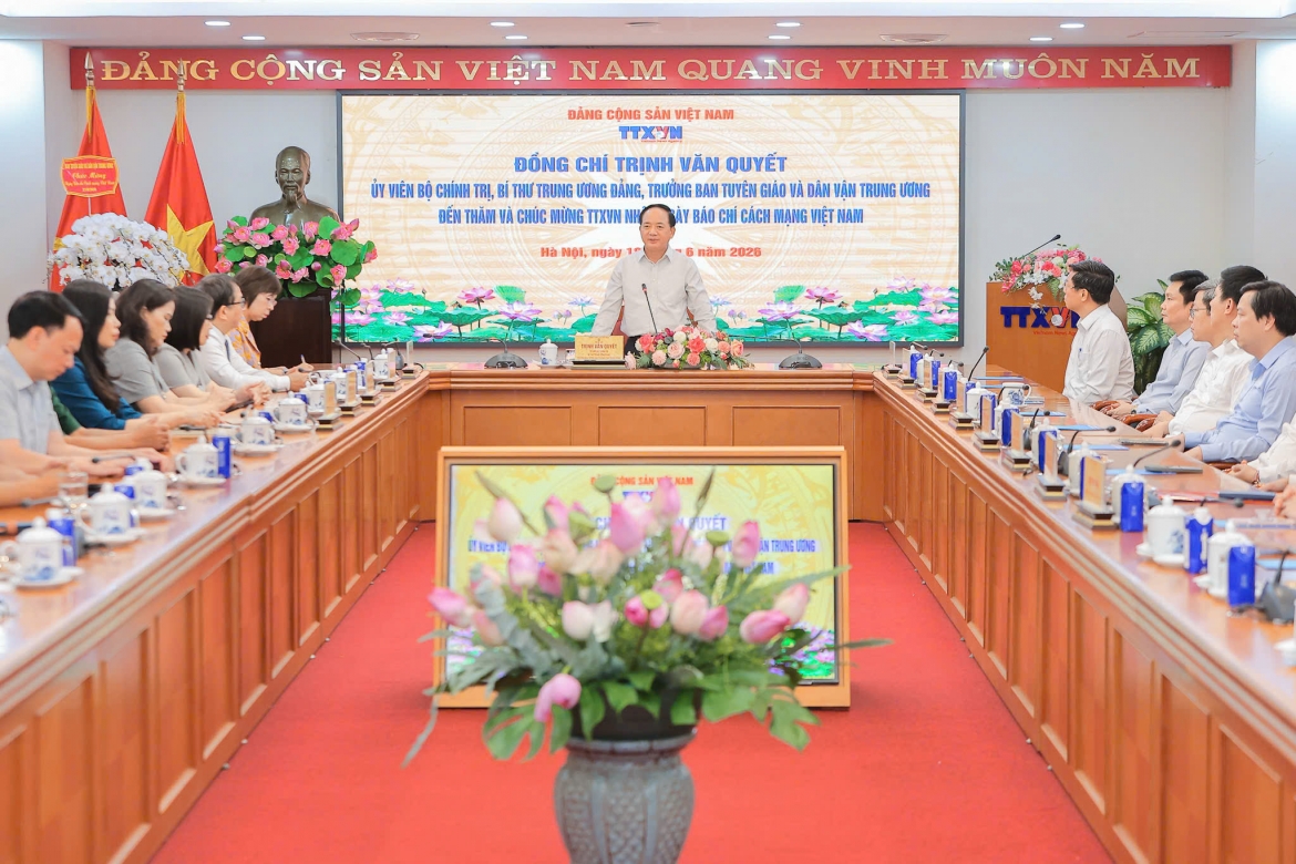 Đồng chí Trịnh Văn Quyết thăm và chúc mừng TTXVN và nhà báo lão thành Hà Đăng