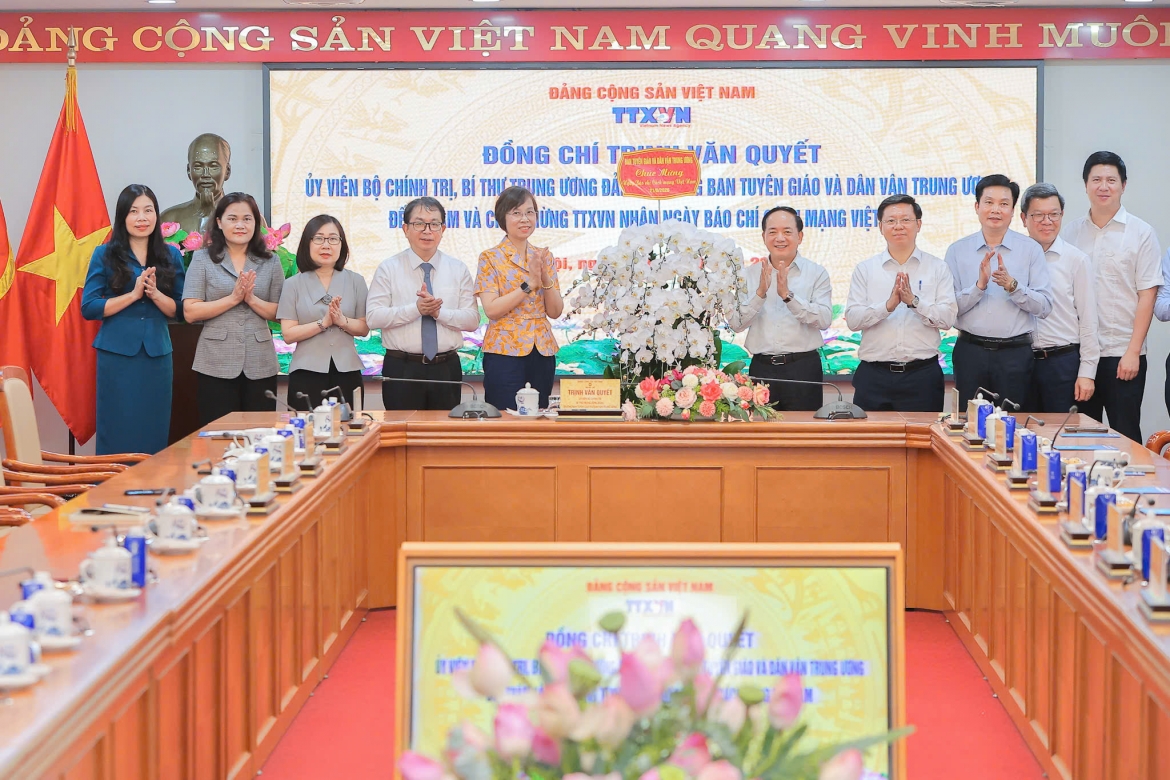 Dong chi trinh van quyet tham va chuc mung ttxvn va nha bao lao thanh ha Dang hinh anh 3