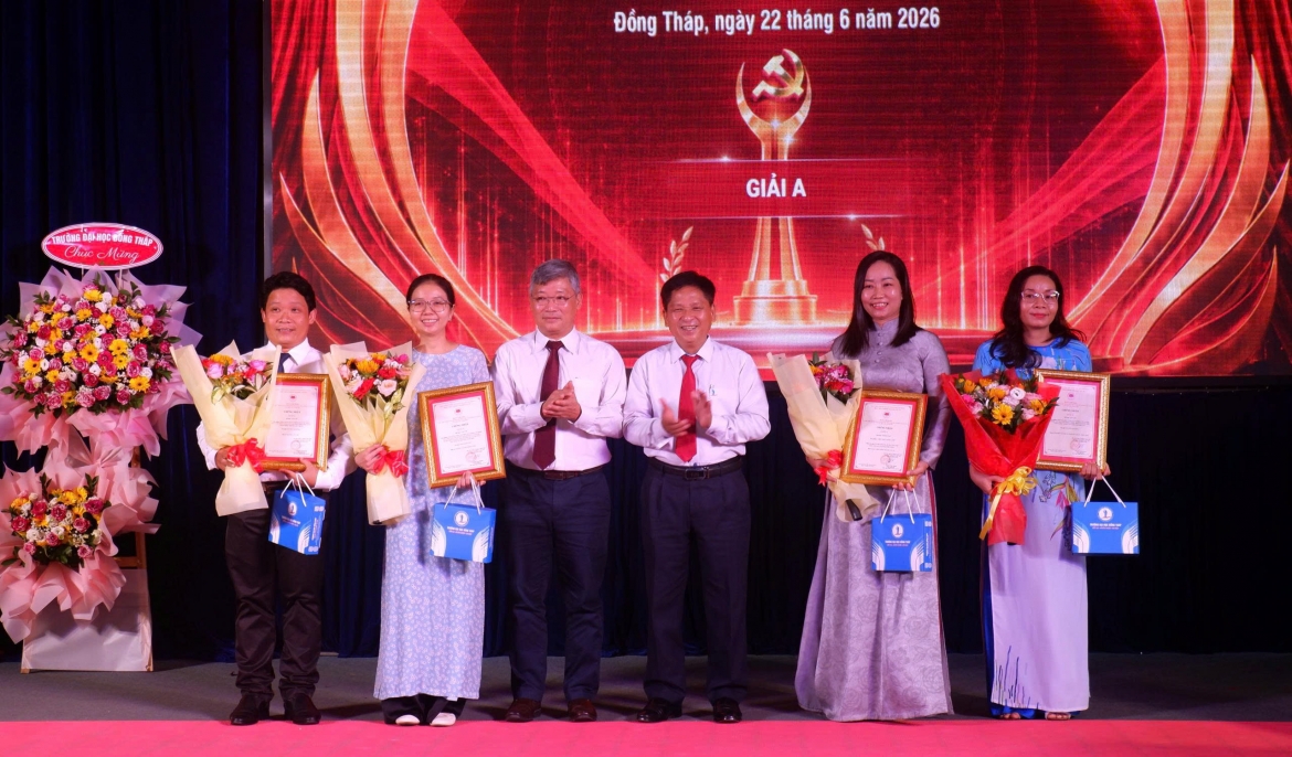 Trao giải cuộc thi chính luận về bảo vệ nền tảng tư tưởng của Đảng