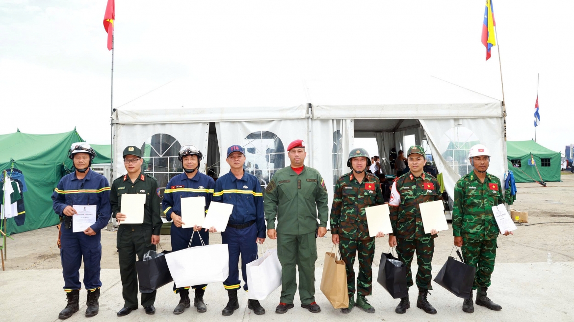 trao huy chuong anh hung venezuela tang Doan cuu nan, cuu ho viet nam hinh anh 2
