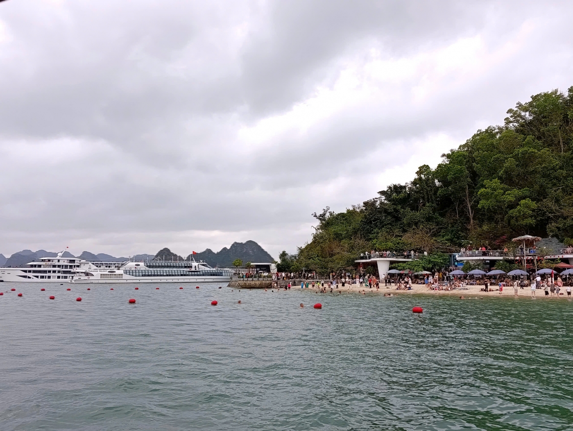 quang ninh siet an toan truoc bao so 1, tam dung tau luu tru tren vinh ha long hinh anh 1
