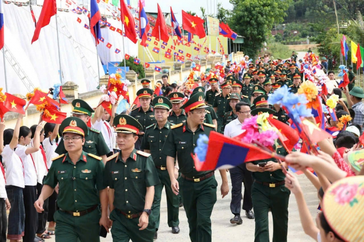 bo truong quoc phong hai nuoc viet nam-lao to son cot moc bien gioi hinh anh 2