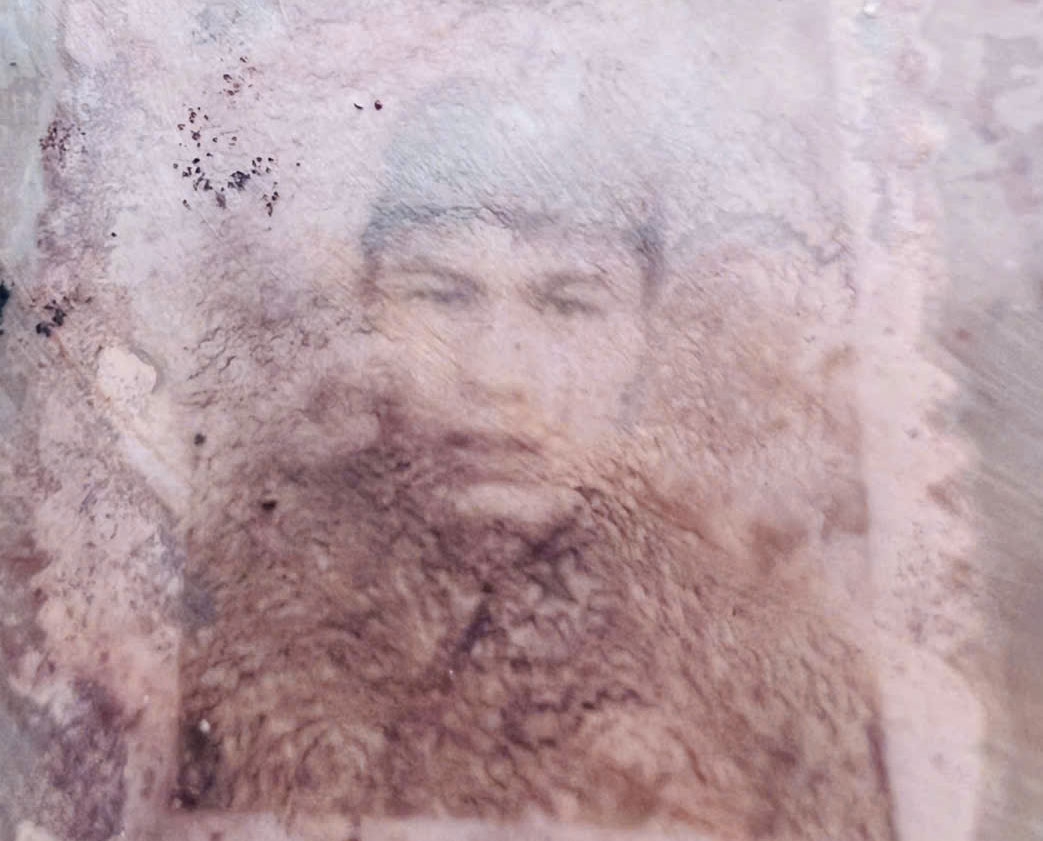tim thay album anh trong mo liet si, nhieu gia dinh lien he nhan than nhan hinh anh 2