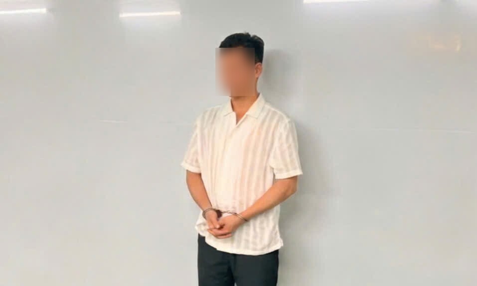 bat doi tuong dung ly thuy tinh danh vao dau nhan vien quan karaoke hinh anh 1