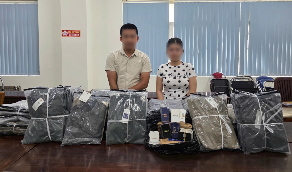 Triệt phá đường dây sản xuất hơn 14.000 áo thun giả nhãn hiệu nổi tiếng