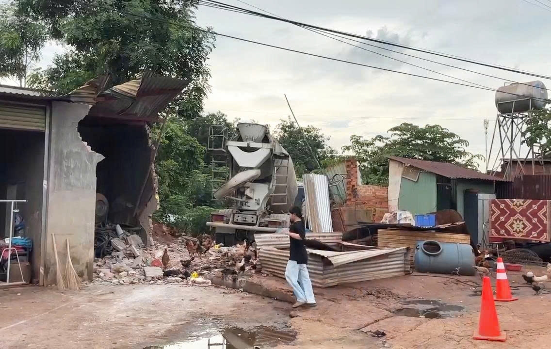xe bon mat phanh lao sap nha dan o Dong nai, 2 nguoi thuong vong hinh anh 2