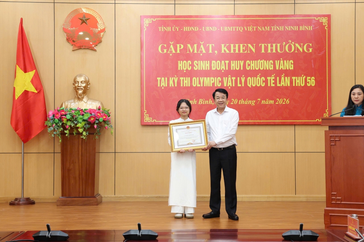 nu sinh doat hcv olympic vat ly duoc tinh ninh binh thuong 500 trieu dong hinh anh 1