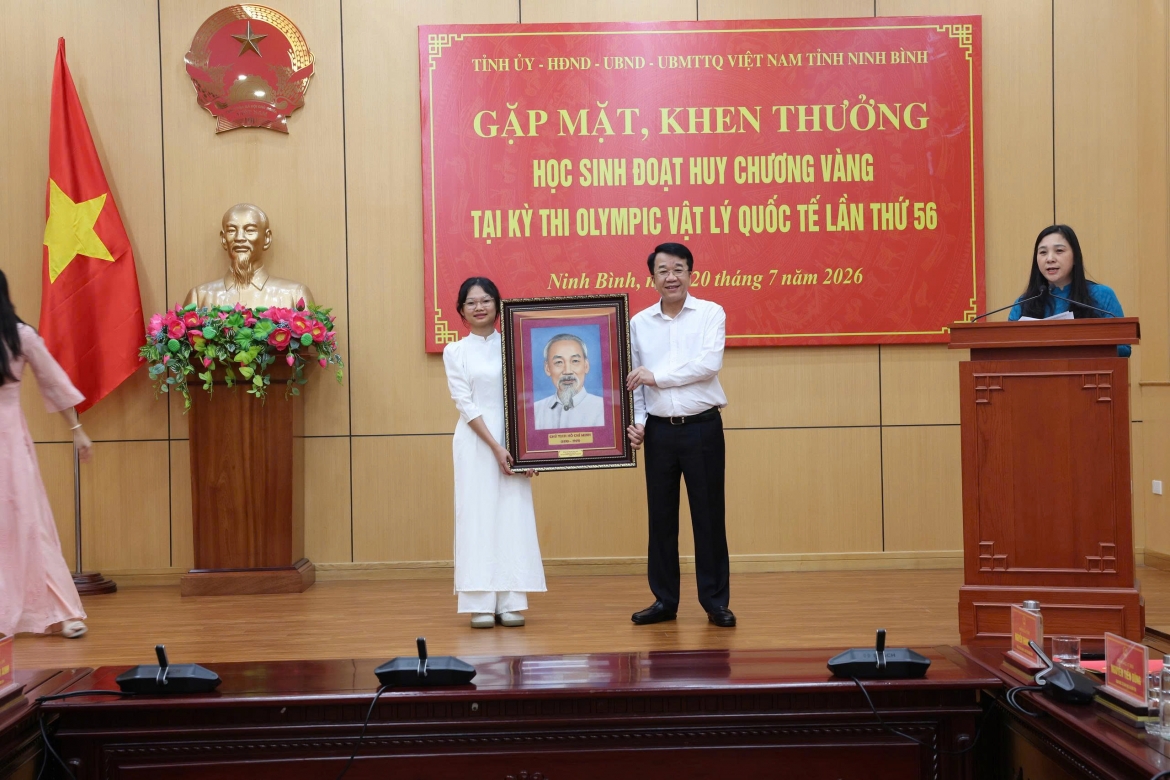 nu sinh doat hcv olympic vat ly duoc tinh ninh binh thuong 500 trieu dong hinh anh 2
