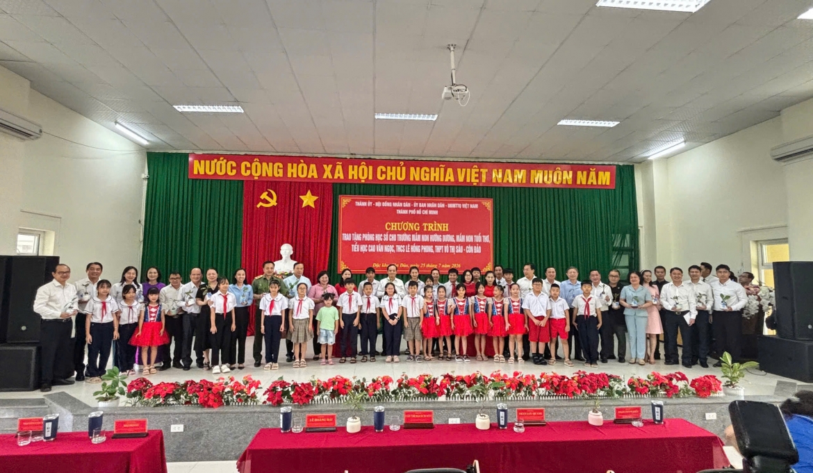 vnpt dong hanh trao tang phong hoc so, lan toa chuyen doi so giao duc den con Dao hinh anh 1
