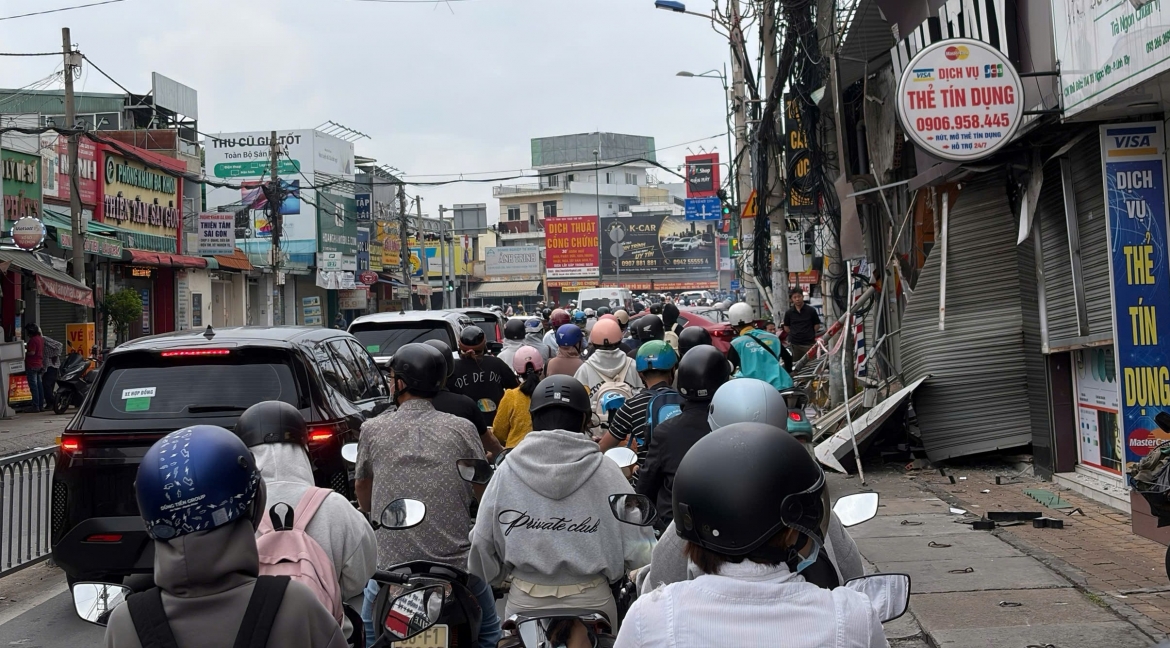 xe ben hat vang dai phan cach, lao vao cua hang mat kinh o tp.hcm hinh anh 4