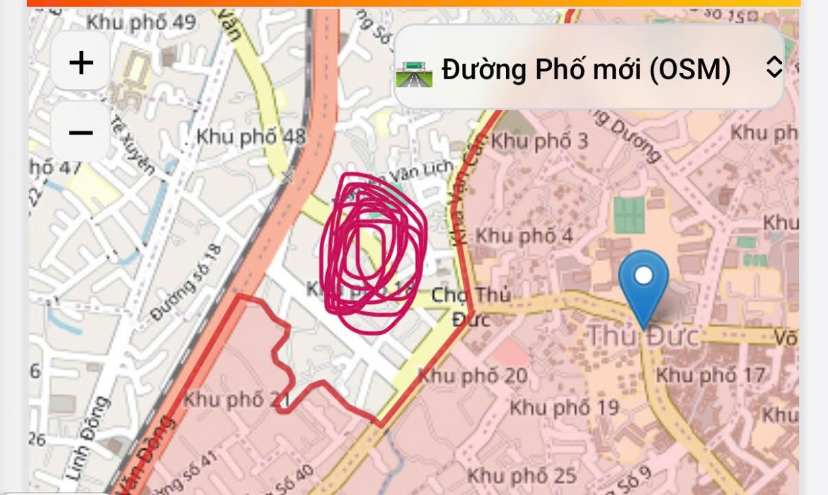 xe ben hat vang dai phan cach, lao vao cua hang mat kinh o tp.hcm hinh anh 1