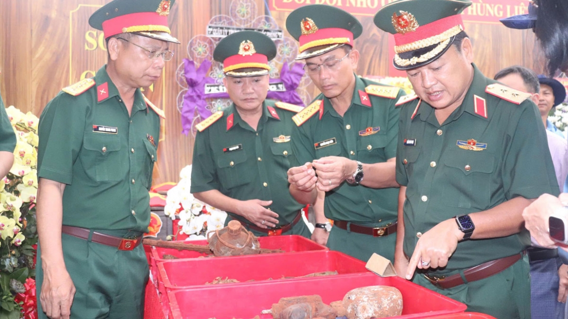 quan khu 7 khen thuong luc luong tim kiem, quy tap 26 hai cot liet si o Dong nai hinh anh 1