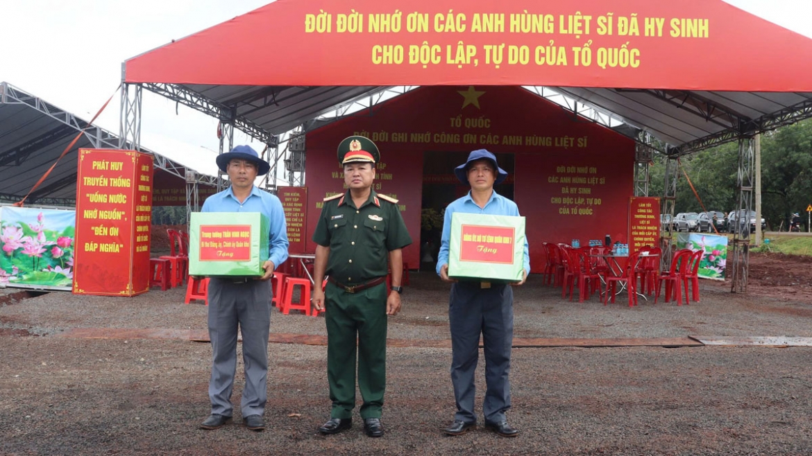 quan khu 7 khen thuong luc luong tim kiem, quy tap 26 hai cot liet si o Dong nai hinh anh 2