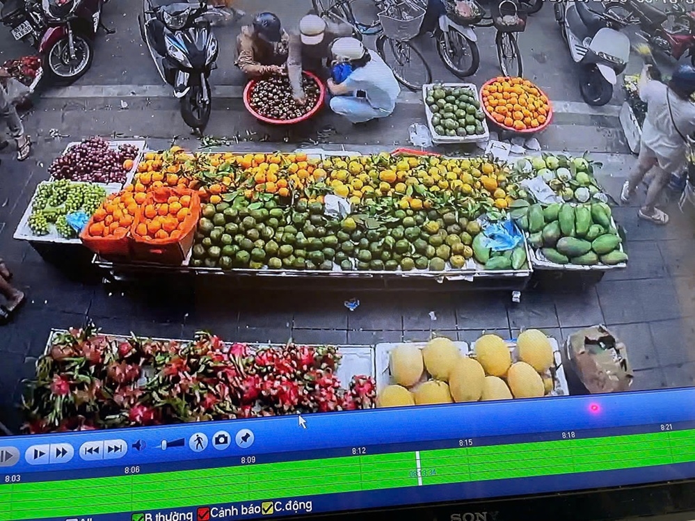 Di cho trom vi, nguoi phu nu bi camera an ninh vach tran , phai dau thu hinh anh 1