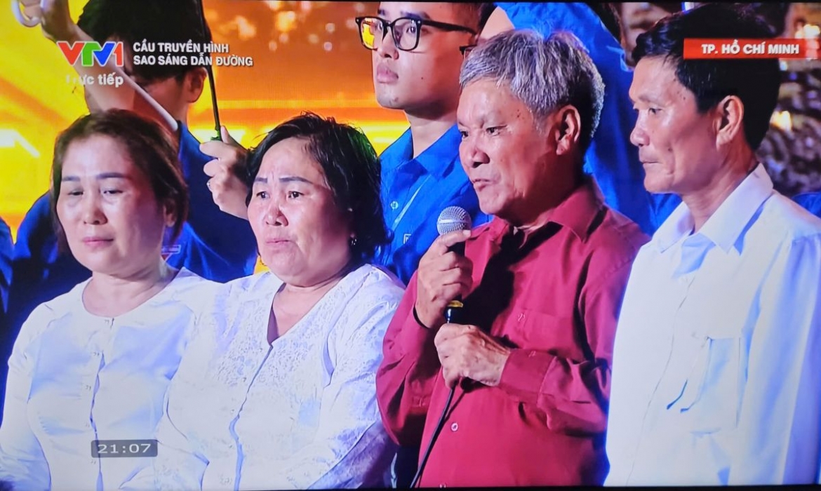 trao di vat cua liet si huynh van quen cho gia dinh hinh anh 1