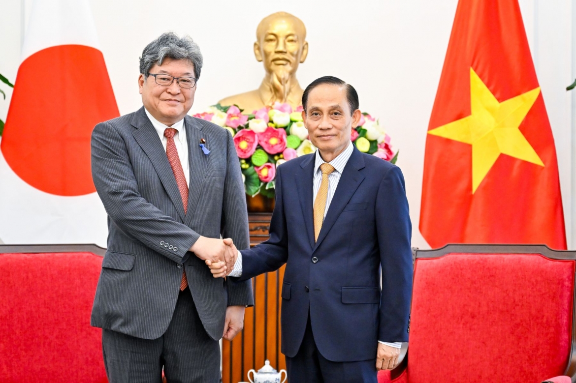 Bộ trưởng Lê Hoài Trung tiếp Quyền Tổng Thư ký Đảng Dân chủ Tự do Nhật Bản