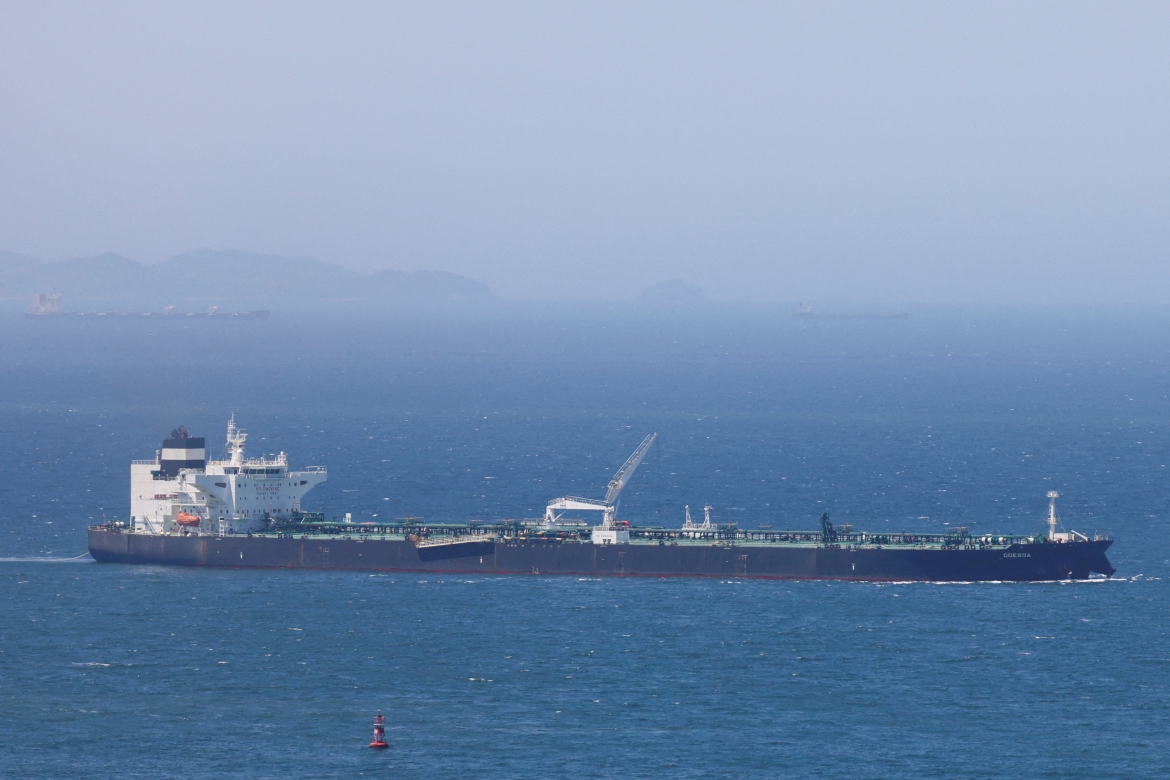 iran chan tau dau tai hormuz, tap kich du doi loat can cu my o trung Dong hinh anh 1