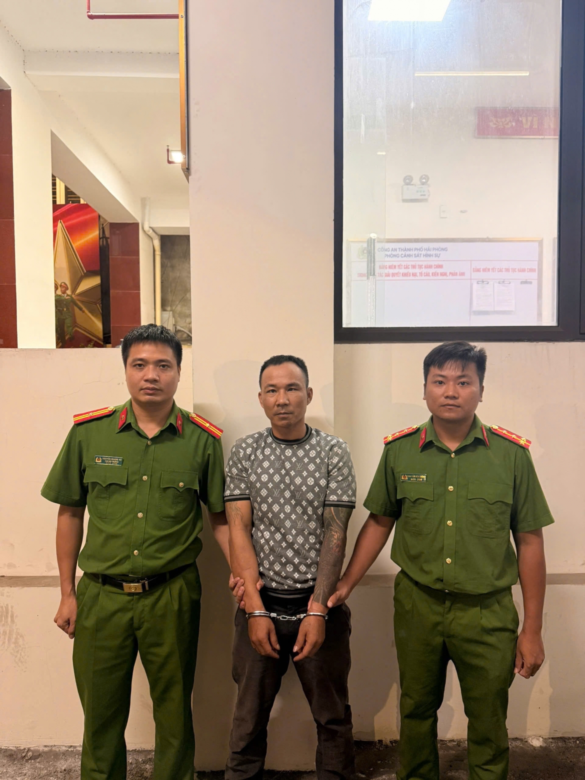bat giu nghi pham sat hai nguoi phu nu truoc cua khach san tai hai phong hinh anh 1