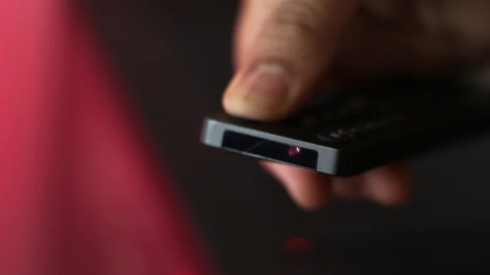 vi sao cac hang tv chua khai tu dieu khien hong ngoai du da co bluetooth hinh anh 2