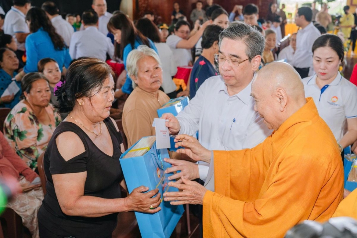 tp.hcm kham suc khoe mien phi cho nguoi dan vung can cu cach mang hinh anh 6