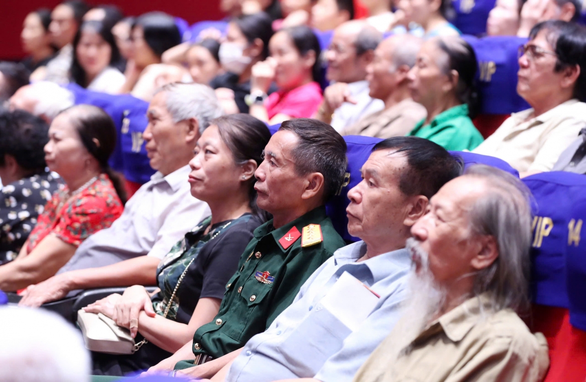 Dao dien Dang nhat minh xuc dong khi Dung dot tro lai man anh sau 17 nam hinh anh 6