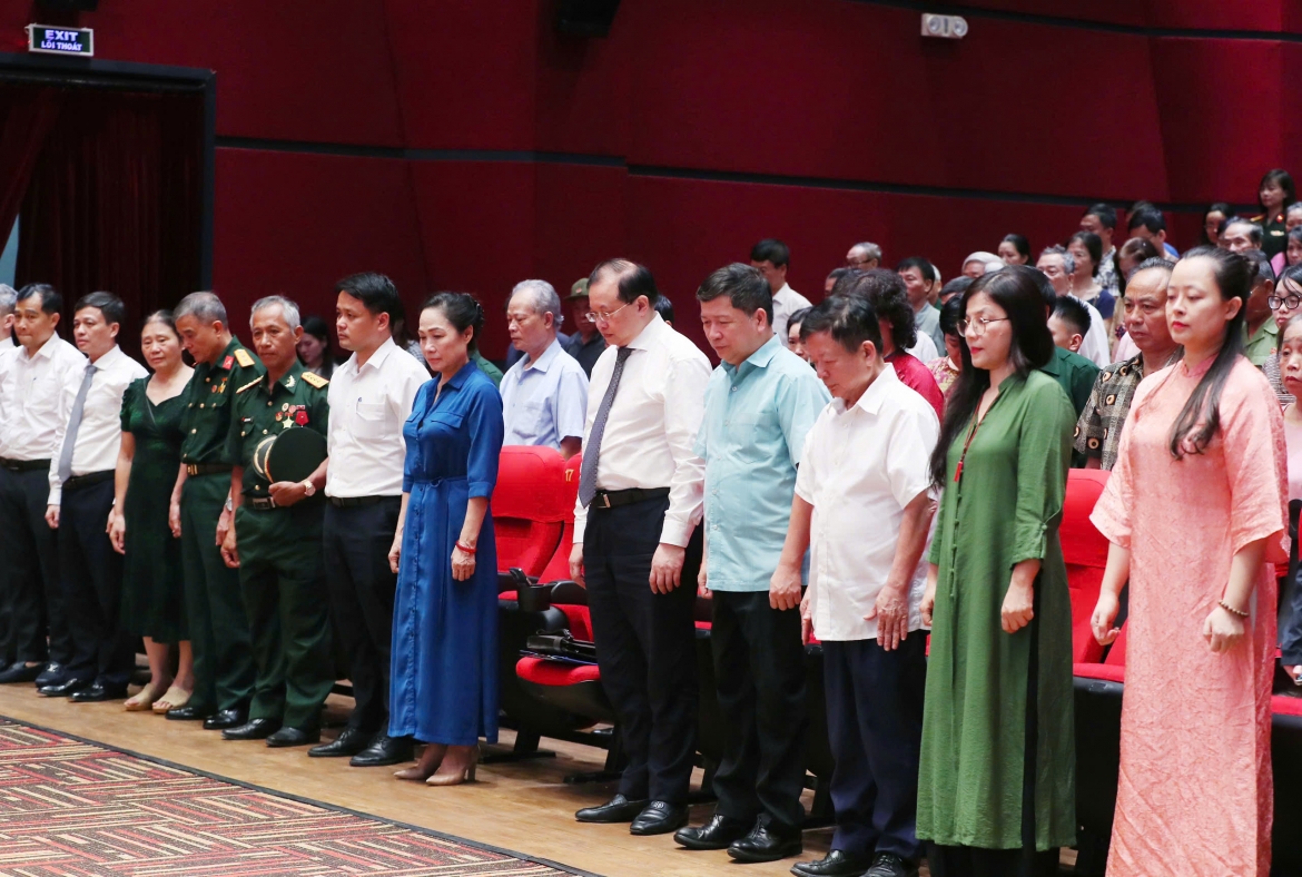 Dao dien Dang nhat minh xuc dong khi Dung dot tro lai man anh sau 17 nam hinh anh 1