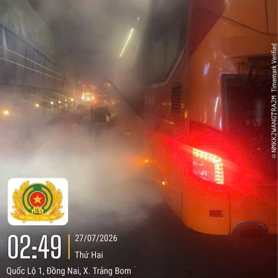 chay xe khach o Dong nai luc rang sang hinh anh 1