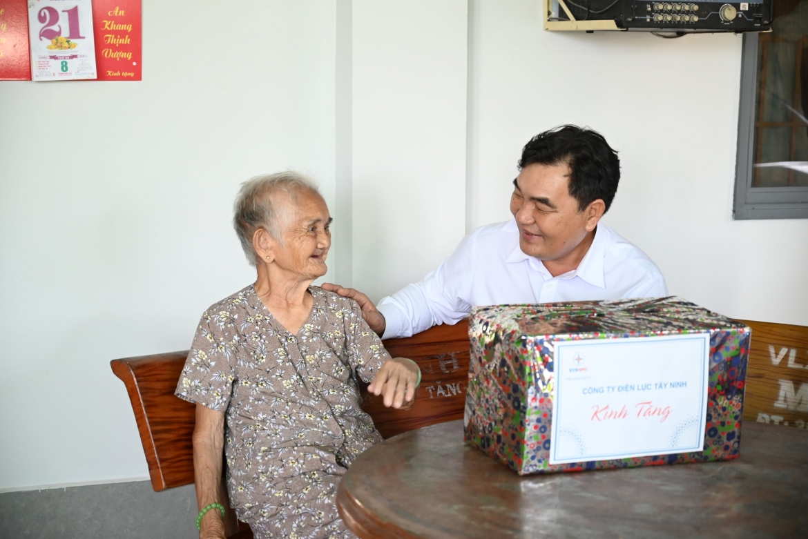 evnspc nhieu hoat dong tri an nhan ngay thuong binh - liet si hinh anh 3