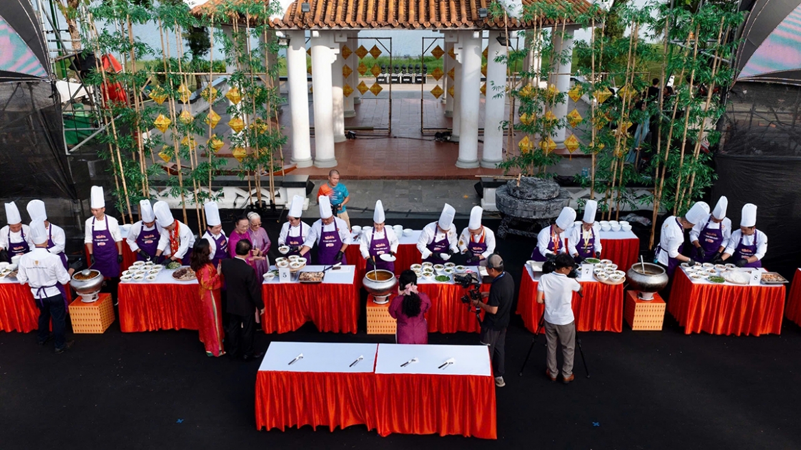 300 bowls of bun bo hue served simultaneously set vietnam record picture 1