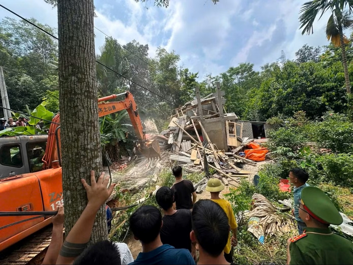 clip xe dau keo lao xuong deo, huc sap nha dan, tai xe tu vong hinh anh 1
