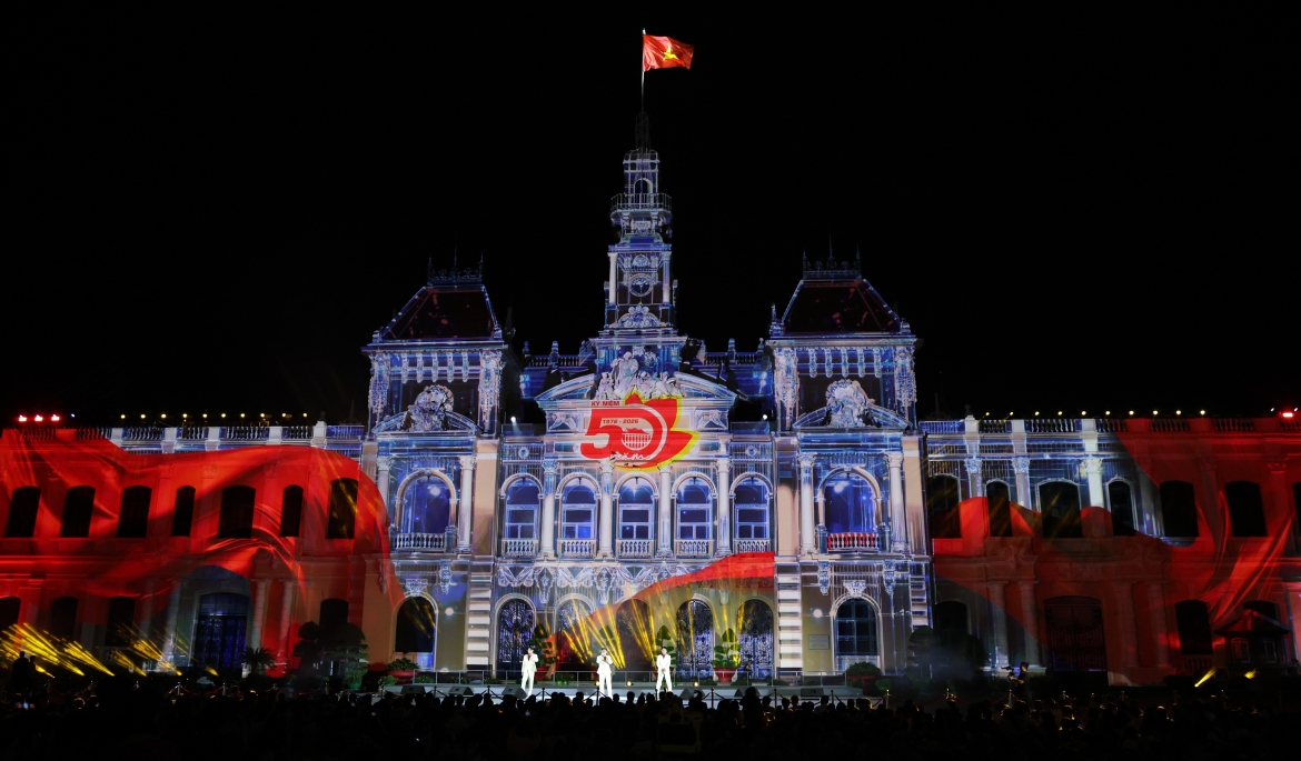 Mãn nhãn trình diễn 3D Mapping chào mừng 50 năm thành phố mang tên Bác