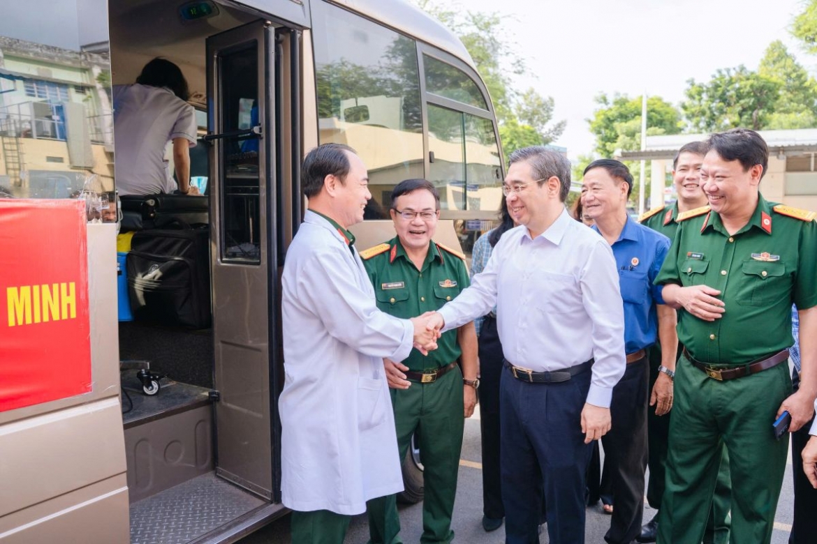 tp.hcm kham suc khoe mien phi cho nguoi dan vung can cu cach mang hinh anh 2