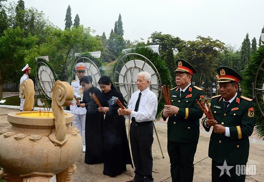 Đại tướng Nguyễn Trọng Nghĩa dâng hương tại Tượng đài Chiến thắng Tàu Ô