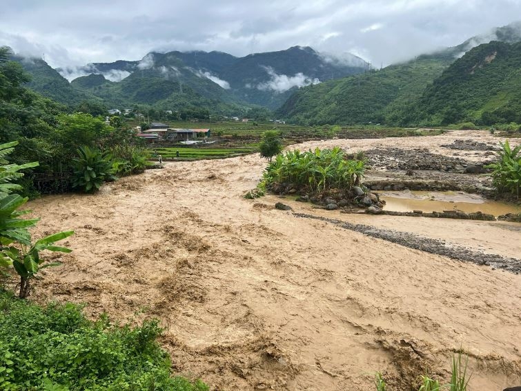 son la chu dong dam bao giao thong khi mua lon keo dai hinh anh 1