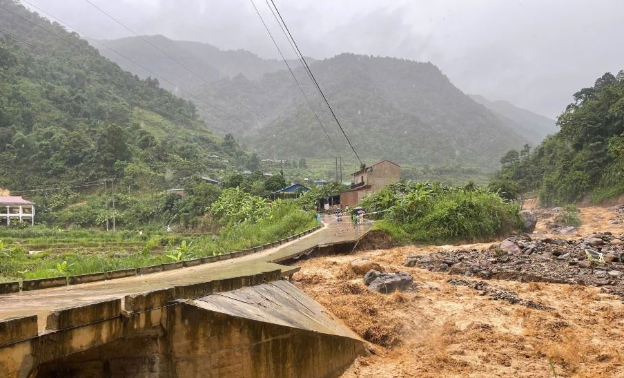 son la chu dong dam bao giao thong khi mua lon keo dai hinh anh 3