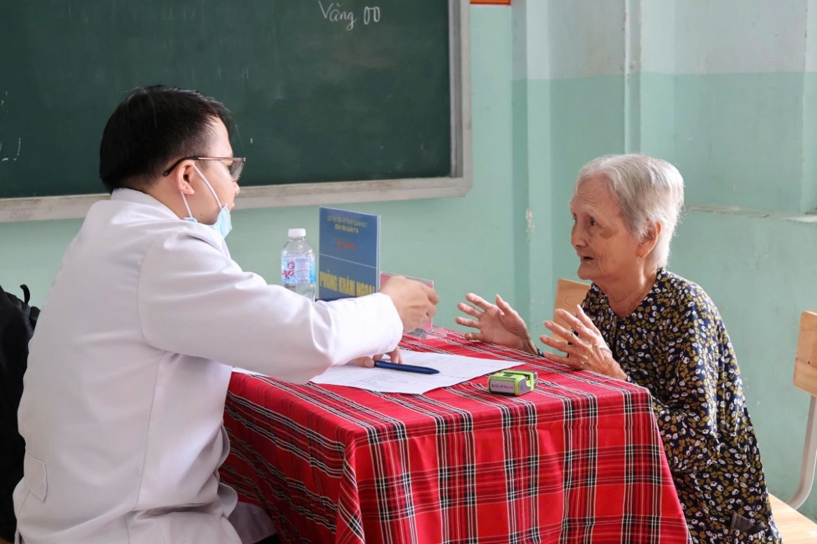 tp.hcm kham suc khoe mien phi cho nguoi dan vung can cu cach mang hinh anh 4