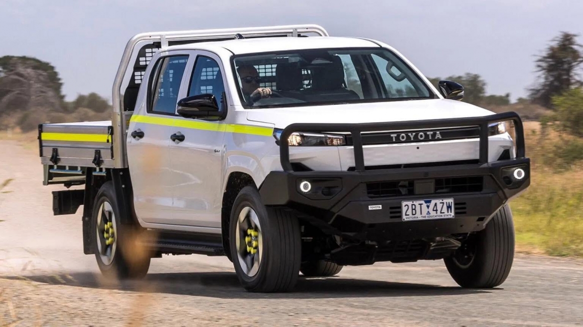 toyota hilux phev lo dien vu khi moi quyet dau ford ranger va byd shark hinh anh 1