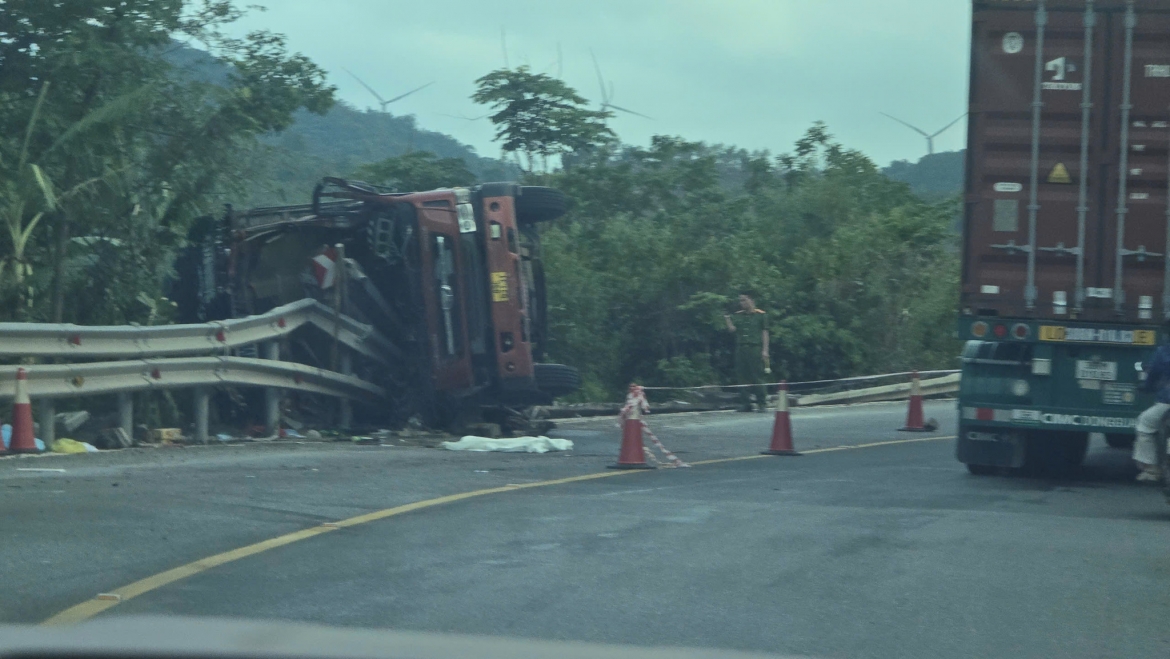 xe tai bat ngo mat lai, lat nhao khien 3 nguoi tu vong tren quoc lo 9 hinh anh 1
