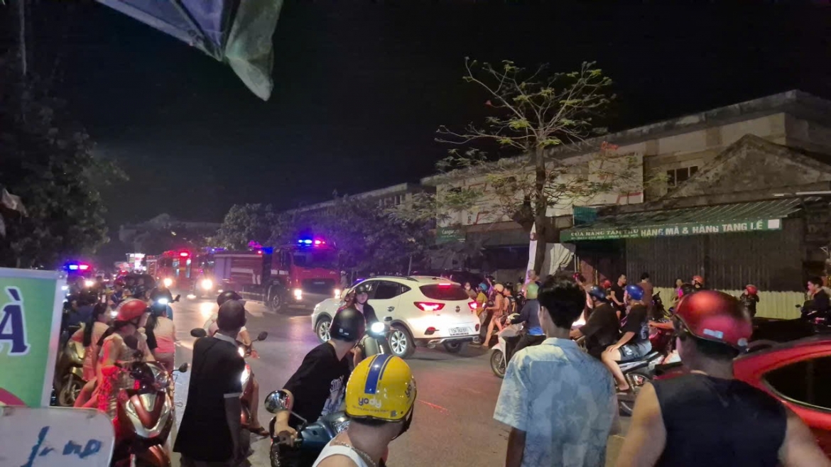 hoa hoan trong dem tai cho con, quang tri gay chay 4 ki-ot hang hoa hinh anh 1