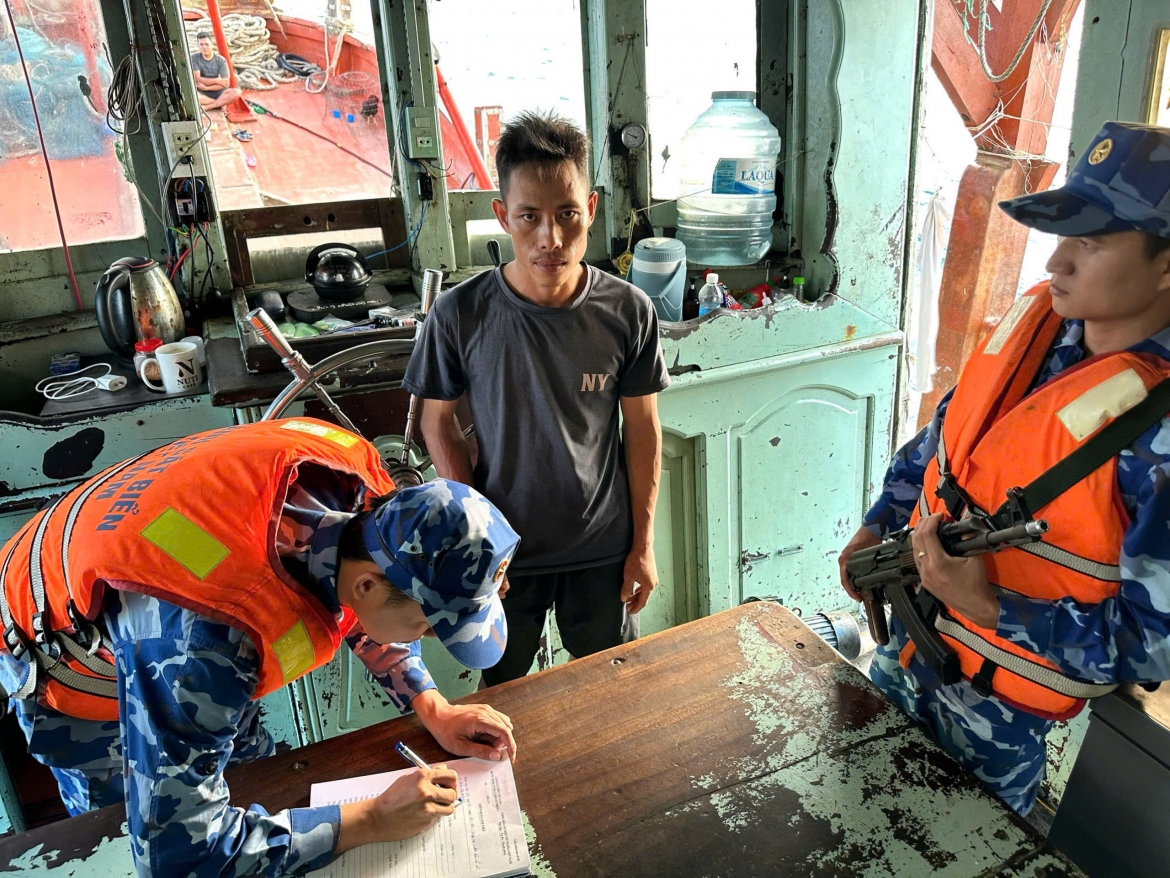 bat giu tau ca co dau hieu vi pham quy dinh chong khai thac hai san bat hop phap hinh anh 2