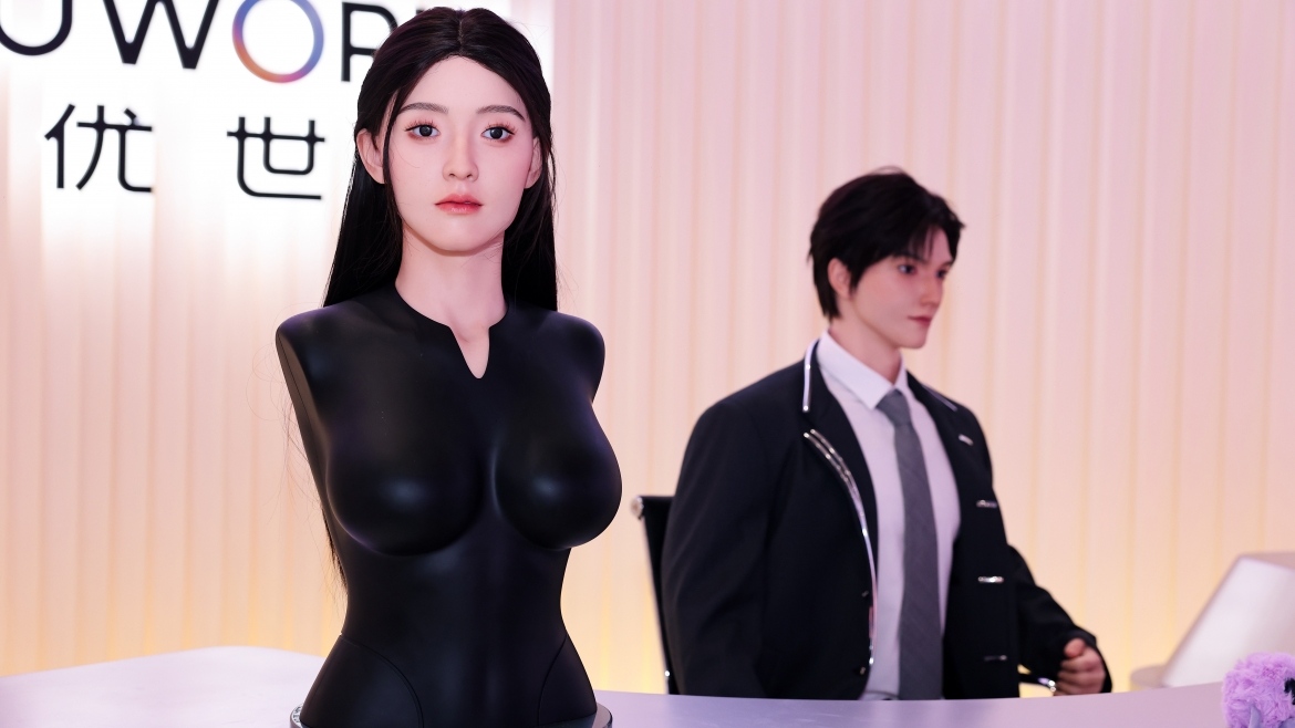 trung quoc ra mat robot ban dong hanh sieu thuc gay tranh cai hinh anh 1