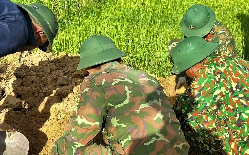 phat hien hai cot liet si cung nhieu di vat khi thi cong san bay o quang tri hinh anh 1